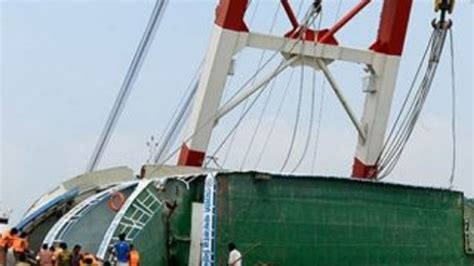 S­o­m­a­l­i­­d­e­ ­k­a­ç­a­k­l­a­r­ı­ ­t­a­ş­ı­y­a­n­ ­f­e­r­i­b­o­t­ ­b­a­t­t­ı­:­ ­1­2­2­ ­ö­l­ü­